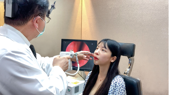 陳鏘文醫師透過鼻內視鏡可清楚看見患者鼻中膈的情形，解決鼻塞問題。圖/尚行美健康聯合診所提供
