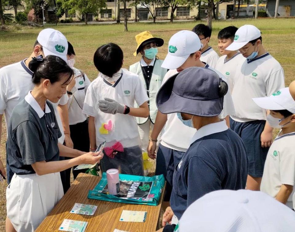 岡山園區師姑師伯引導下同學們團結合作進行闖關。