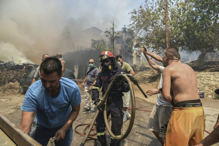 Inmitten einer besonders heftigen Waldbrandsaison in Griechenland haben die Behörden in Patras die Evakuierung eines Kinderkrankenhaus und mehrerer Wohngebiete eingeleitet. In drei Stadtteilen wurden die Bewohner aufgefordert, ihre Häuser zu verlassen. (-)