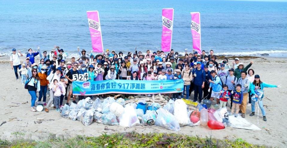 《圖說》POP Radio電台今日於認養的海岸區段辦理淨灘活動，帶領逾百位聽眾共同淨灘，清出約324公斤的垃圾。〈環保局提供〉
