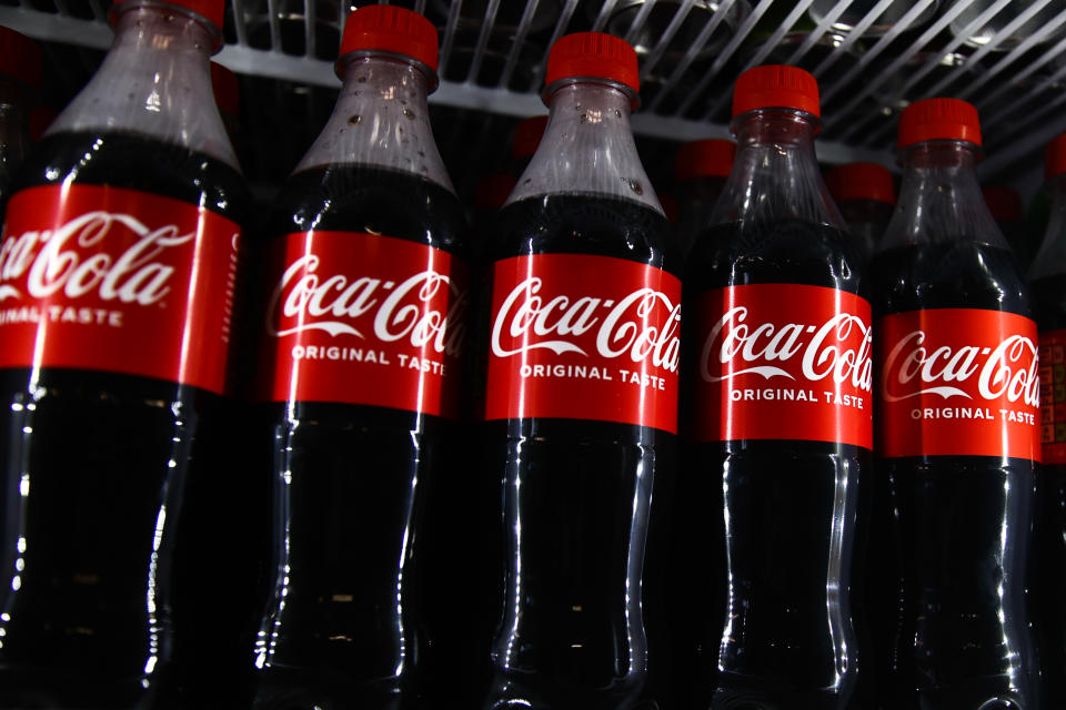 Coca-Cola no gana dinero vendiendo latas de refresco.  Esto es lo que está vendiendo en su lugar.