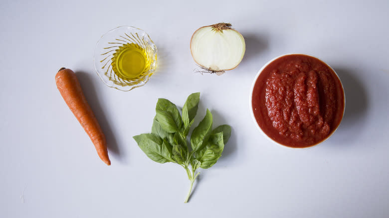 Ingredienti della salsa di pomodoro sul tavolo 