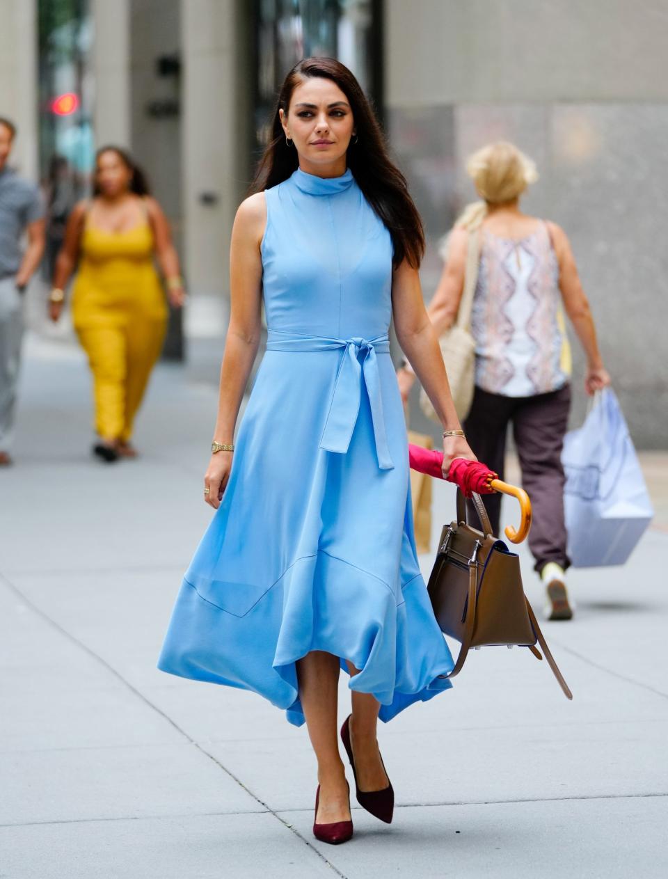 <p>Captamos a la actriz lució un vestido divino azul pálido en las calles de Nueva York.</p>