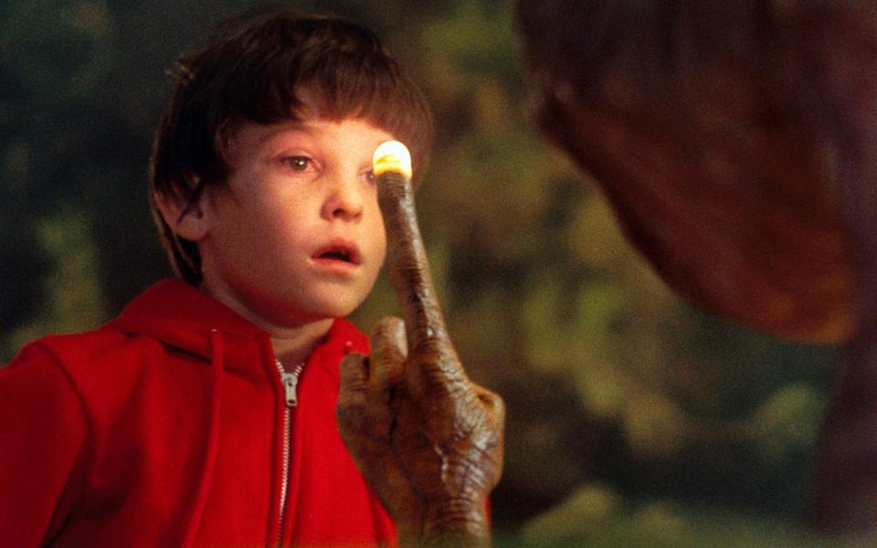 Mit "E.T. - Der Außeridische" gelang Steven Spielberg 1982 einer der schönsten Kinder- und Jugendfilme aller Zeiten. In der rührenden Geschichte freundet sich der zehnjährige Elliott (Henry Thomas) mit dem niedlichen Erdtouristen E.T. an, der trotz nächtlicher Fahrradtouren bekanntlich nur einen Wunsch hat: nach Hause zu telefonieren. Nie war ein Außerirdischer knuffiger als hier! (Bild: Universal)