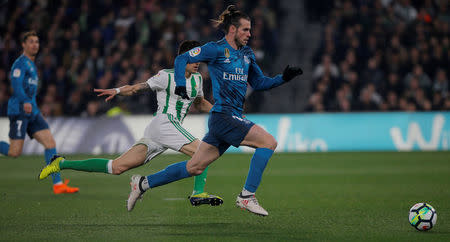 Soccer Football - La Liga Santander - Real Betis vs Real Madrid - Estadio Benito Villamarin, Seville, Spain - February 18, 2018 Real Madrid’s Gareth Bale in action with Real Betis' Marc Bartra REUTERS/Jon Nazca