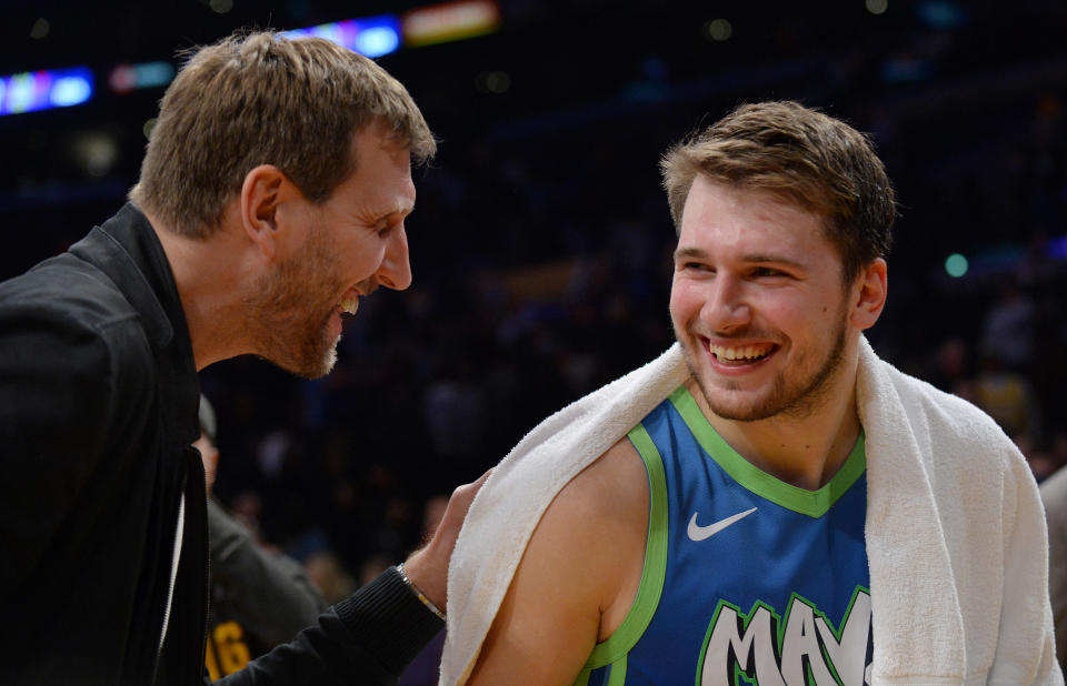 Wachwechsel bei den Mavs. Nach dem Spiel gegen die Los Angeles Lakers scherzt Nowitzki mit seinem Nachfolger als europäisches Wunderkind, Luka Doncic. (Gary A. Vasquez-USA TODAY Sports/Getty)