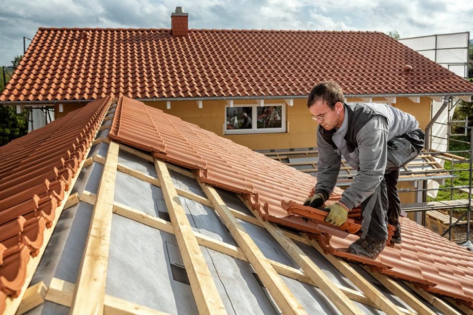 Ein Dachdecker ist an einem Neubau beschäftigt. Bei den Bauzinsen in Deutschland scheint es eine Trendwende zu geben. - Copyright: Ingo Bartussek/Shutterstock