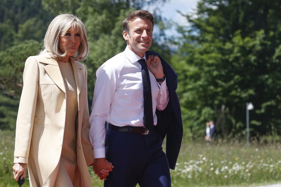 Emmanuel Macron und seine Frau Brigitte gehen gerne spazieren. Darauf wollen die beiden auch nicht während des G7-Gipfels im Schloss Elmau verzichten. (Bild: Abdulhamid Hosbas/Anadolu Agency via Getty Images)