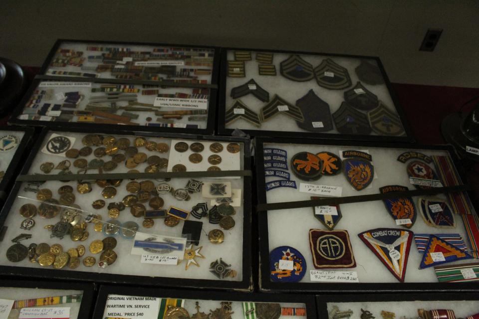 A collection of airborne badges, pens, U.S. Valor Award ribbons and early World War II ribbons.