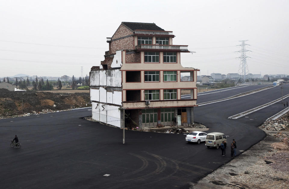 Dieses Foto stammt aus dem Jahr 2012, es wurde in der chinesischen Stadt Wenling aufgenommen. Es ist zu einem Symbol des Widerstands gegen zu geringe Kompensationszahlungen geworden. Das Nagelhaus steht mitten auf einer neuen Straße. Foto: AP Photo / File