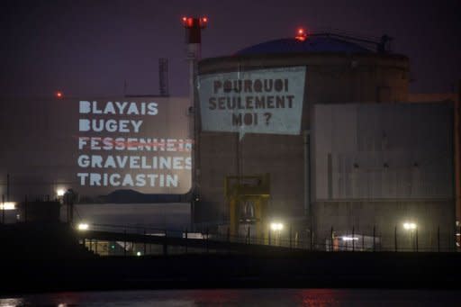 Photo Par Sebastien Bozon - "Pourquoi seulement Fessenheim?" Greenpeace a désigné jeudi quatre autres centrales nucléaires à "fermer en priorité" après avoir analysé, pour les 19 sites français, leur vulnérabilité et les conséquences économiques potentielles d'un accident