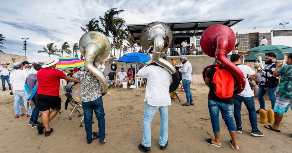 La música de banda es tradicional en el estado de Sinaloa, México y las bandas suelen tocar para turistas y lugareños en las playas. Foto: Getty Images 