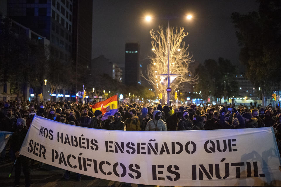 Manifestantes marchan durante una protesta contra el arresto del rapero Pablo Hasél el domingo 21 de febrero de 2021, en Barcelona. (AP Foto/Emilio Morenatti)