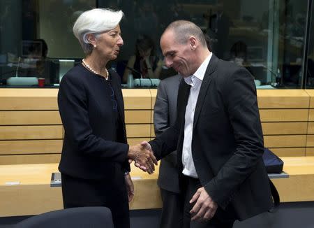 International Monetary Fund Managing Director Christine Lagarde (L) shakes hands with Greek Finance Minister Yanis Varoufakis (R) during a Eurozone finance ministers emergency meeting on the situation in Greece in Brussels, Belgium June 25, 2015. REUTERS/Philippe Wojazer