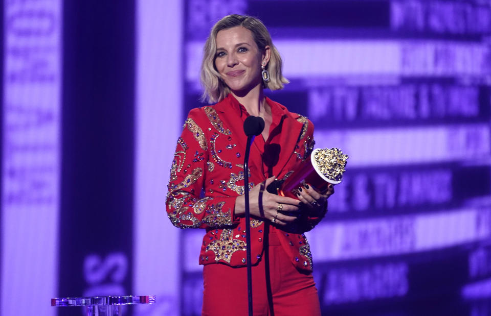 Sophia Di Martino recibe el premio a mejor equipo por "Loki" en los Premios MTV al Cine y la Televisión el domingo 5 de junio de 2022 en el Barker Hangar en Santa Mónica, California. (Foto AP/Chris Pizzello)