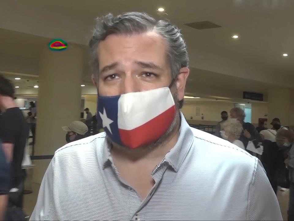 <p>En esta imagen del video, el senador Ted Cruz, republicano por Texas, camina para registrarse para su vuelo de regreso a los EE.UU., En el Aeropuerto Internacional de Cancún en Cancún, México, el jueves 18 de febrero de 2021.</p> (Foto AP / Dan Christian Rojas)