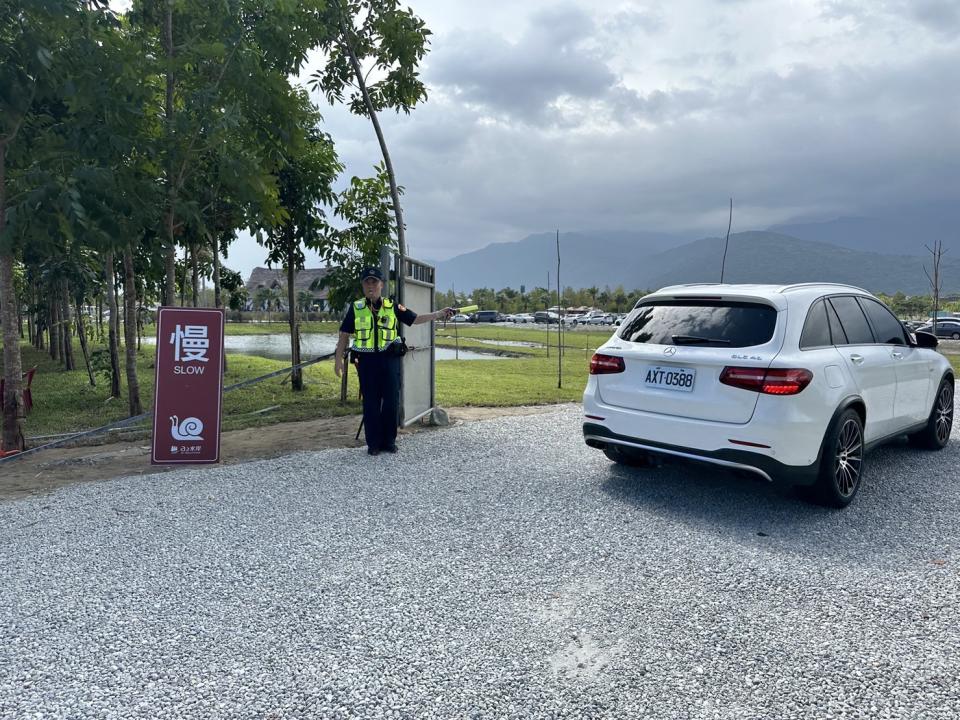 花蓮旅遊新亮點｜理想大地星巴克吸引遊客警交管