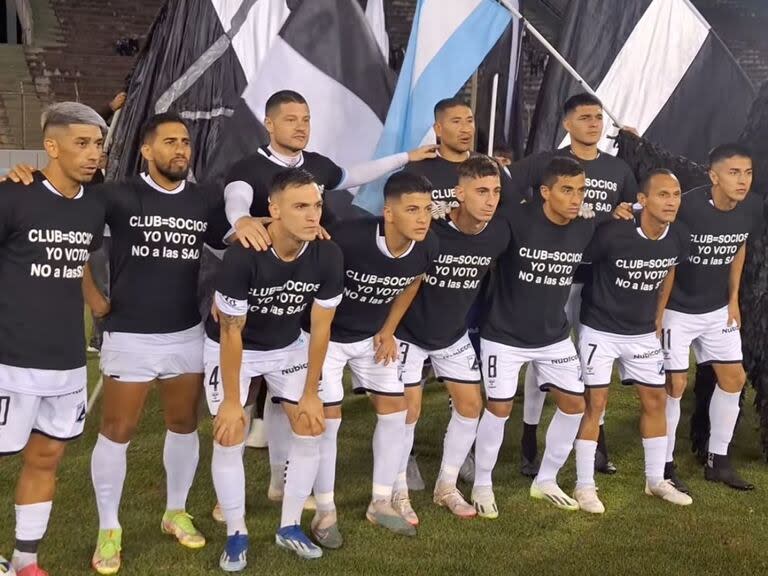 Los jugadores de Central Norte con la remera antes de salir a jugar