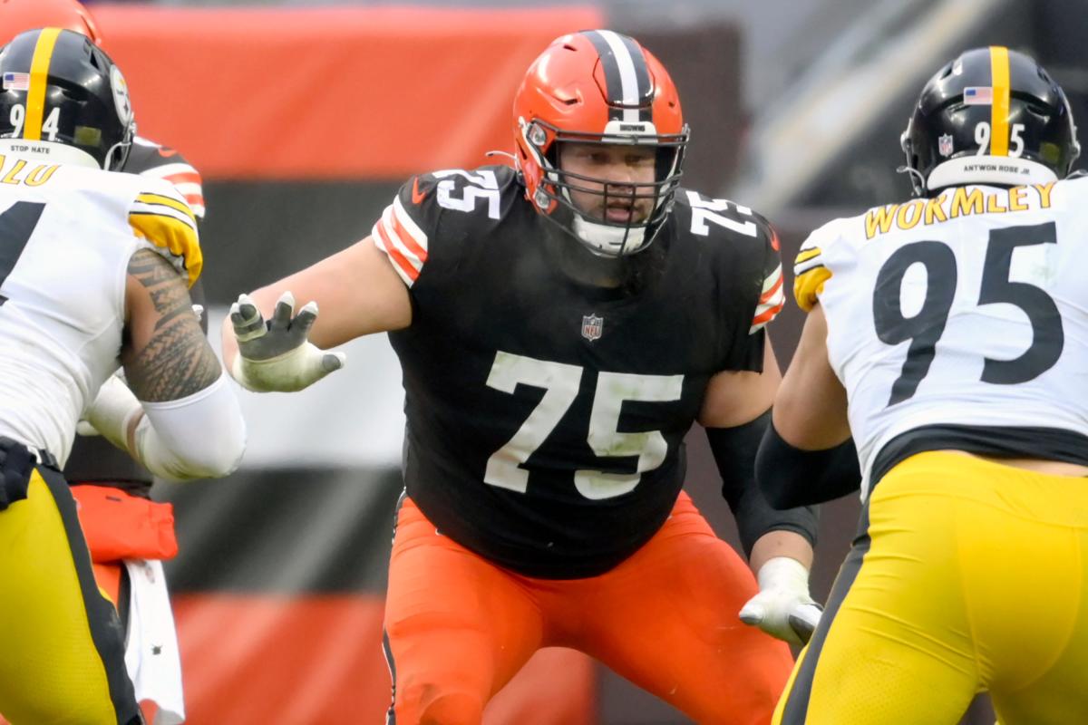 Cleveland Browns guard Wyatt Teller (77) looks to make a block