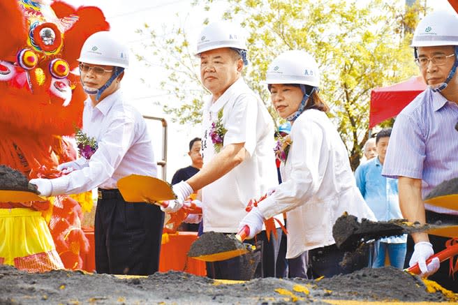 斥資6.9億元，嘉義市東義路及盧山橋改建工程27日開工動土，嘉義市長黃敏惠（左三）、嘉義市議會議長莊豐安（左二）等縣市各界代表到場參與。（呂妍庭攝）