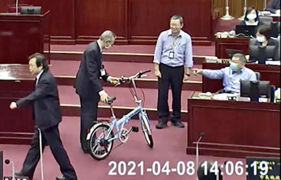 王世堅曾在議會質詢送上腳踏車，還改編柯的名言刻在車身上。（翻攝自台北市議會網站）