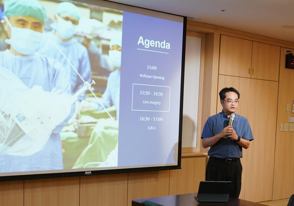 鈦隼生物科技公司執行長陳階曉在手術過程中，線上說明相關技術原理。