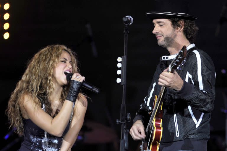 Shakira junto a Gustavo Cerati durante un concierto benéfico de ALAS realizado en Buenos Aires el 17/5/2008