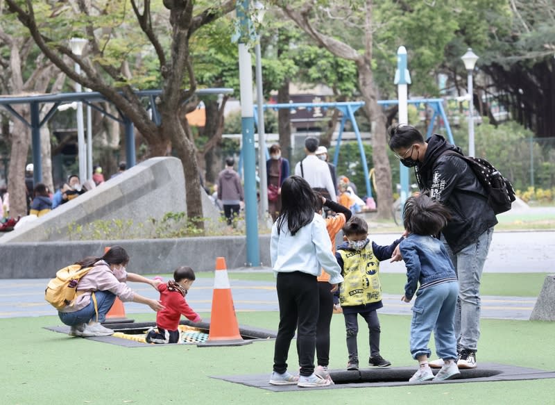 氣象署今天表示，明天、14日東北季風稍減弱，預計15日再增強，各平地低溫約攝氏21至24度；15日水氣較多，桃園以北、東半部有短暫雨。（中央社資料照）