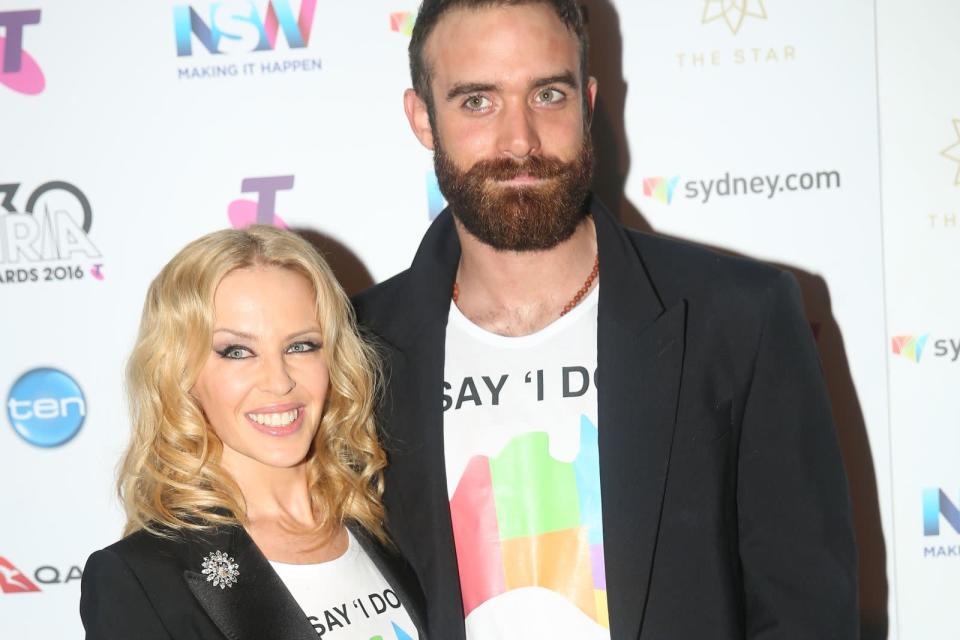 Dass Kylie Minogue schon 54 ist, sieht man ihr nicht an. Kein Wunder, dass ihr jüngere Männer zu Füßen liegen. Kylies letzter Verlobter Joshua Sasse, von dem sie sich Anfang 2018 nach drei Jahren Beziehung trennte, war gut 19 Jahre jünger. (Bild: Cole Bennetts/Getty Images)