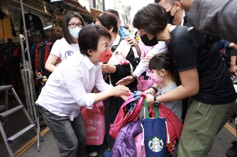 盧秀燕到市場拜票，人氣依舊很旺。盧秀燕競選總部/提供