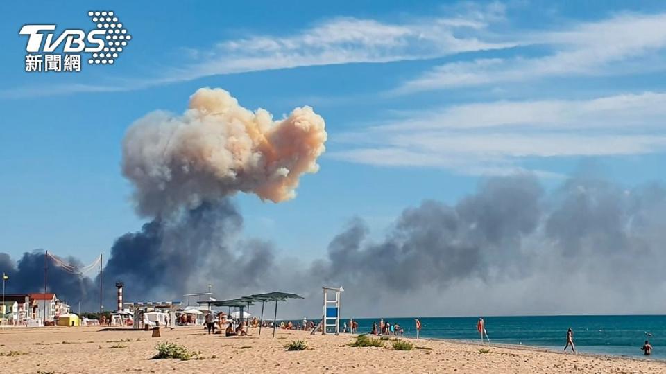 民眾在度假海灘目擊遠處的俄羅斯空軍基地發生爆炸。（圖／達志影像美聯社）