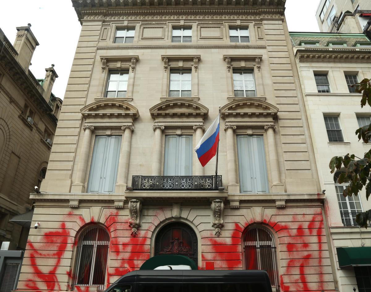 Le consulat de Russie à New York vandalisé en signe de protestation