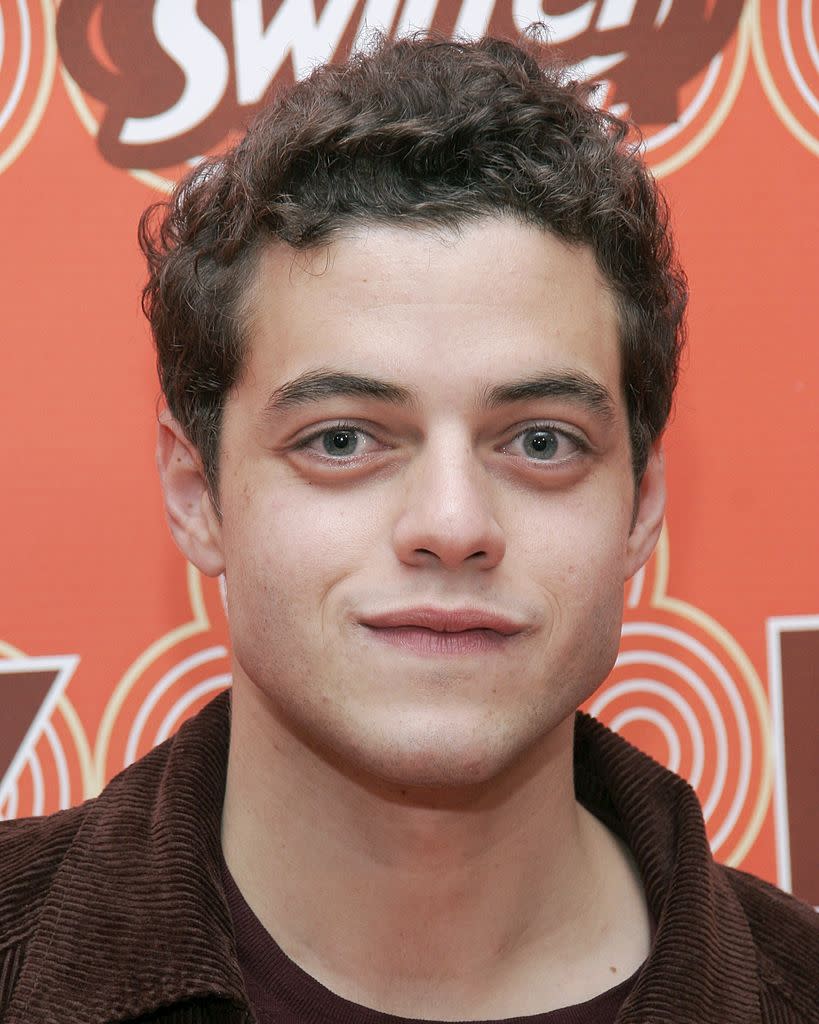 <p>C’est à Los Angeles (Californie) que Rami Malek voit le jour, en 1981. Ses parents égyptiens se sont installés aux Etats-Unis 3 ans plus tôt. Son père, qui était guide touristique au Caire, devient assureur et sa mère exerce la profession de comptable. </p>