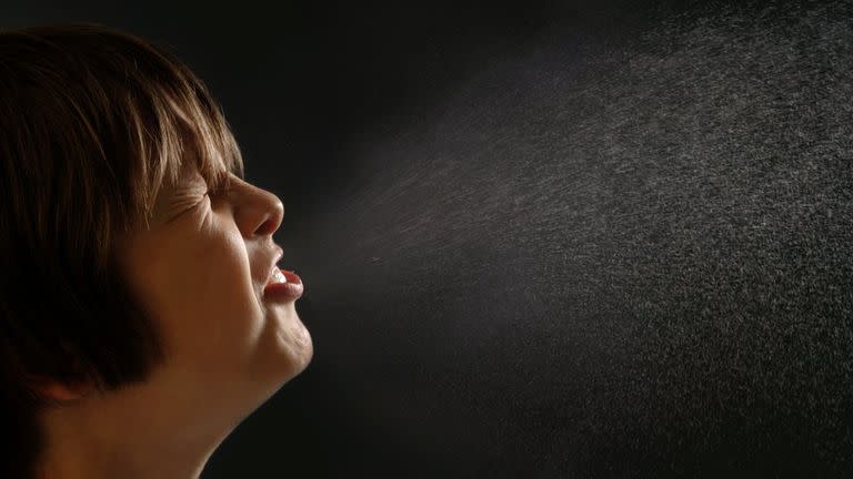 Las gotas de un estornudo pueden viajar hasta dos metros.