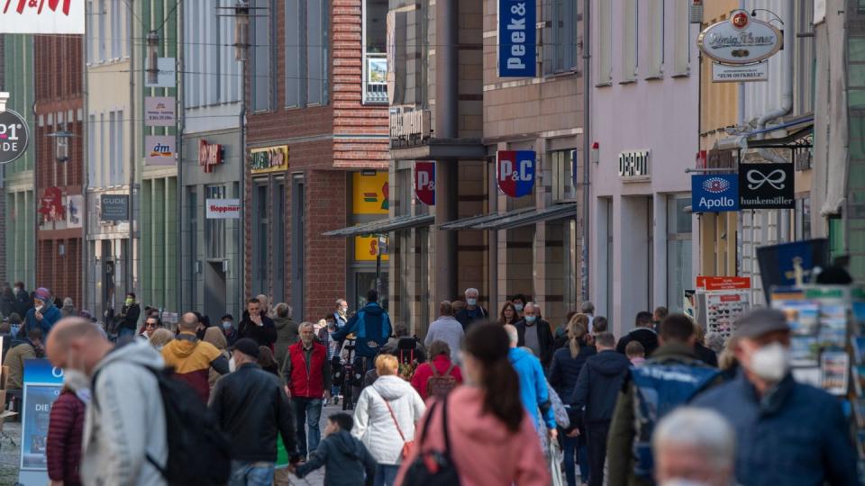 Einkaufsstraße in Stralsund. Der Umsatz im Einzelhandel ist im April deutlich zurückgegangen.