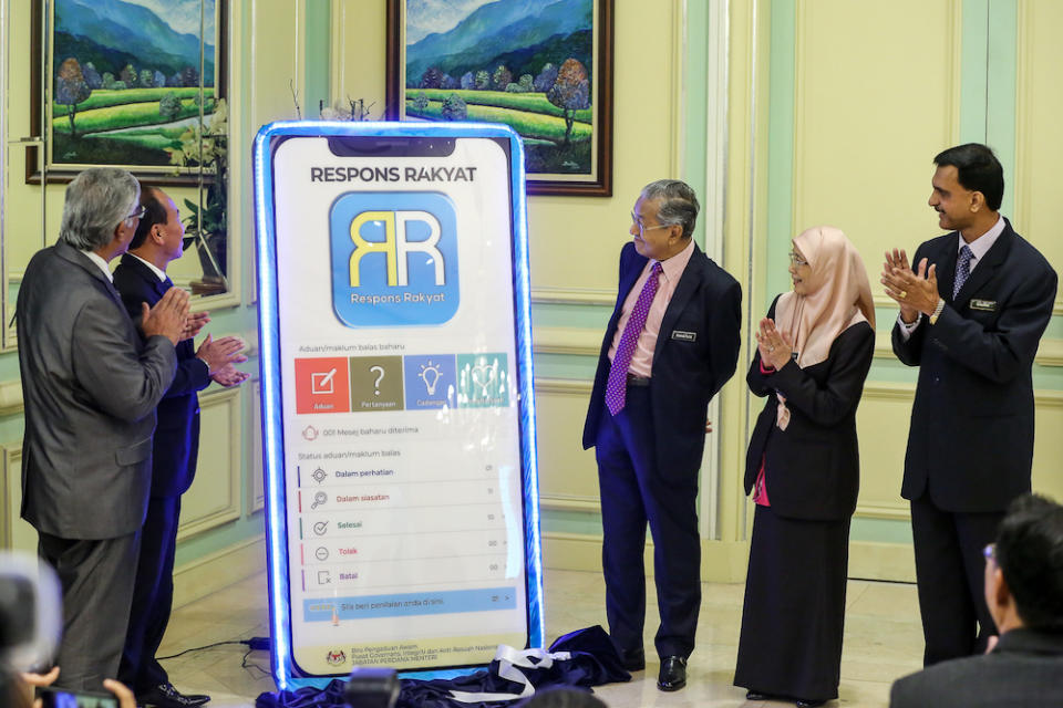 Tun Dr Mahathir Mohamad and Datuk Seri Dr Wan Azizah Wan Ismail launch the Respons Rakyat (RR 2.0) app at the Prime Minister’s Office in Putrajaya July 18, 2019. — Picture by Yusof Mat Isa