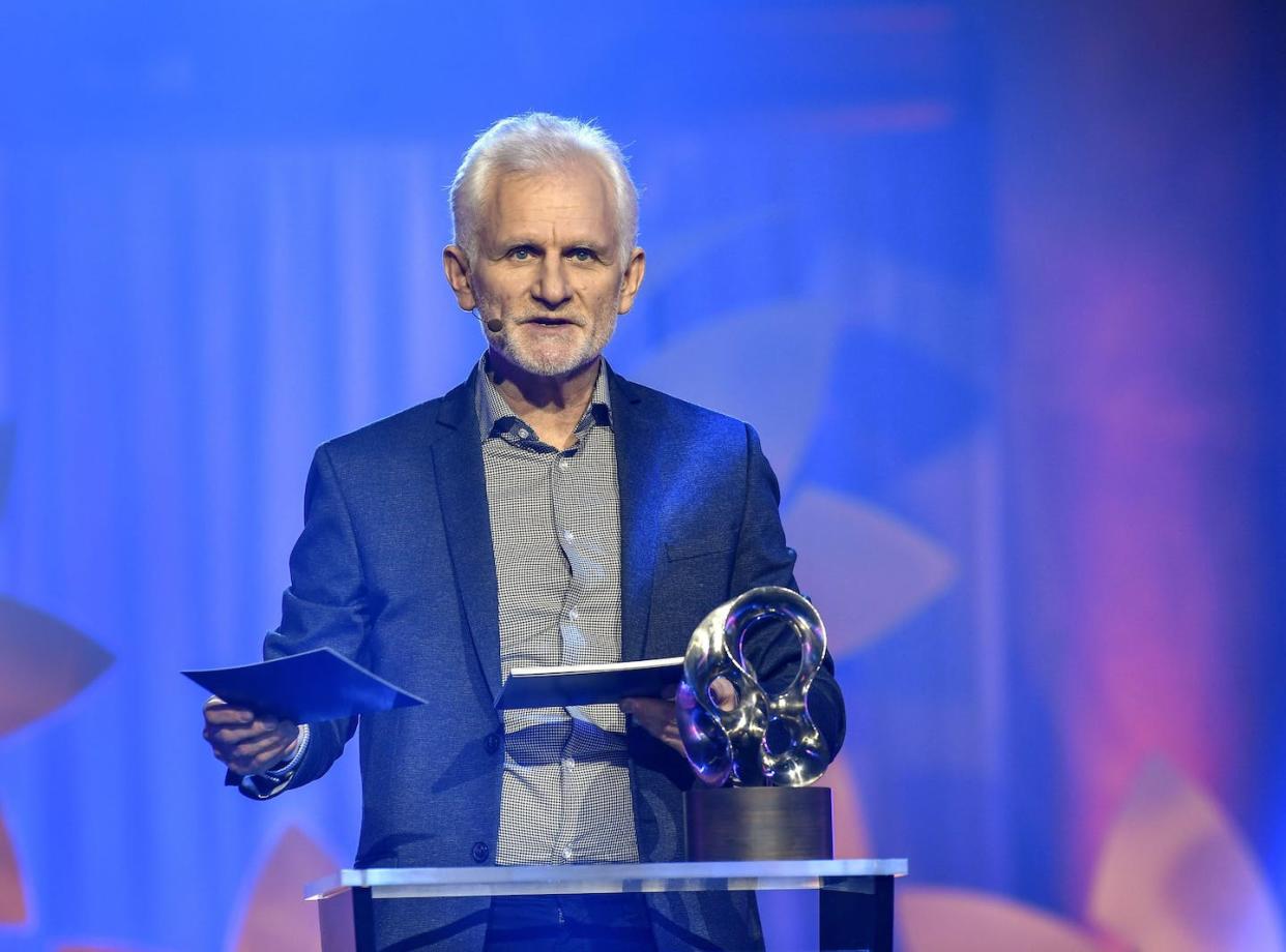 El activista bielorruso encarcelado Ales Bialiatski es uno de los tres ganadores del Premio Nobel de la Paz. En la imagen, recibiendo un premio por su labor en 2020. TT News Agency/Alamy