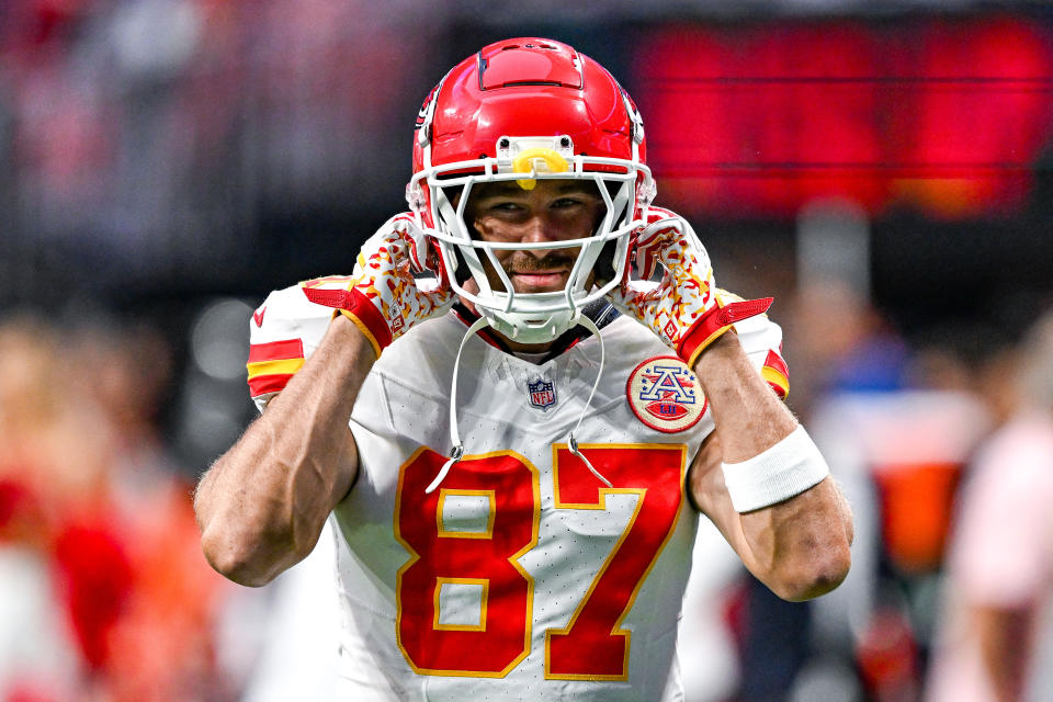 ATLANTA, GA  SEPTEMBER 22:  Kansas City tight end Travis Kelce (87) warms up prior to the start of the NFL game between the Kansas City Chiefs and the Atlanta Falcons on September 22nd, 2024 at Mercedes-Benz Stadium in Atlanta, GA.  (Photo by Rich von Biberstein/Icon Sportswire via Getty Images)