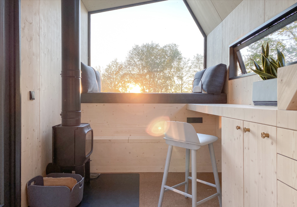 Viel Licht und natürliche Materialien prägen die Tiny Houses des Startups. 