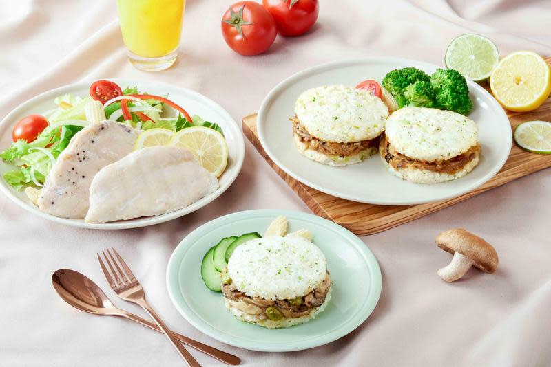 「碁富食品」旗下「KKlife」新推出在米餅中加入花椰菜的「翠玉米漢堡」，讓冷凍食品也能很健康。（KKlife提供）