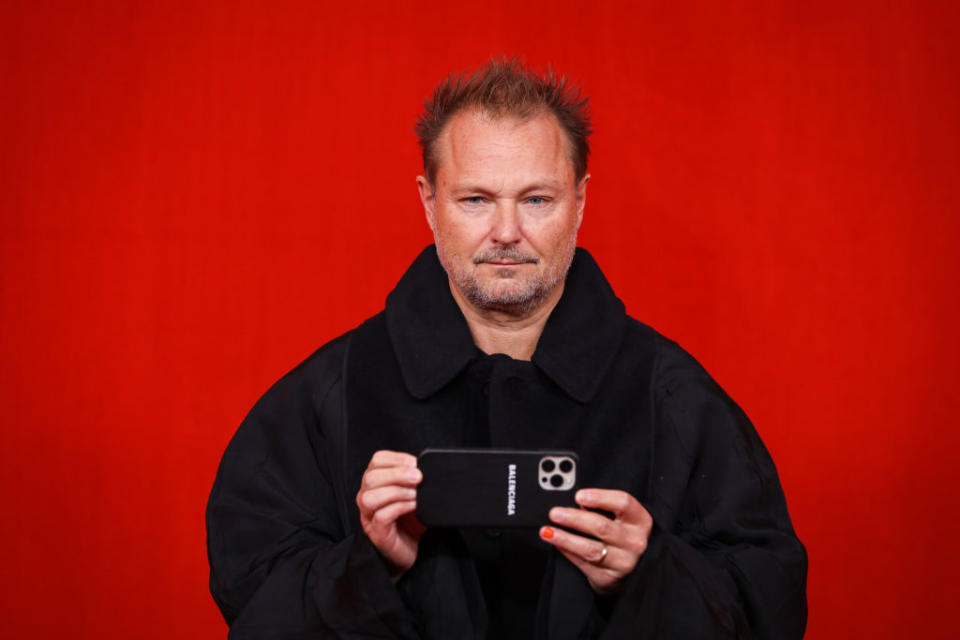 <p>Vous connaissez l’histoire du photographe photographié ? C’est ce qui est arrivé à Juergen Teller, le célèbre photographe allemand qui s’est fait à son tour mitraillé par ses collègues lors de son arrivée au théâtre du Châtelet pour la présentation Balenciaga. © Getty Images</p> 