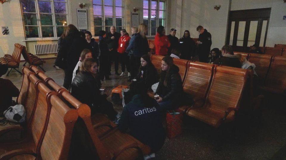 Familias evacuadas en una estación de tren