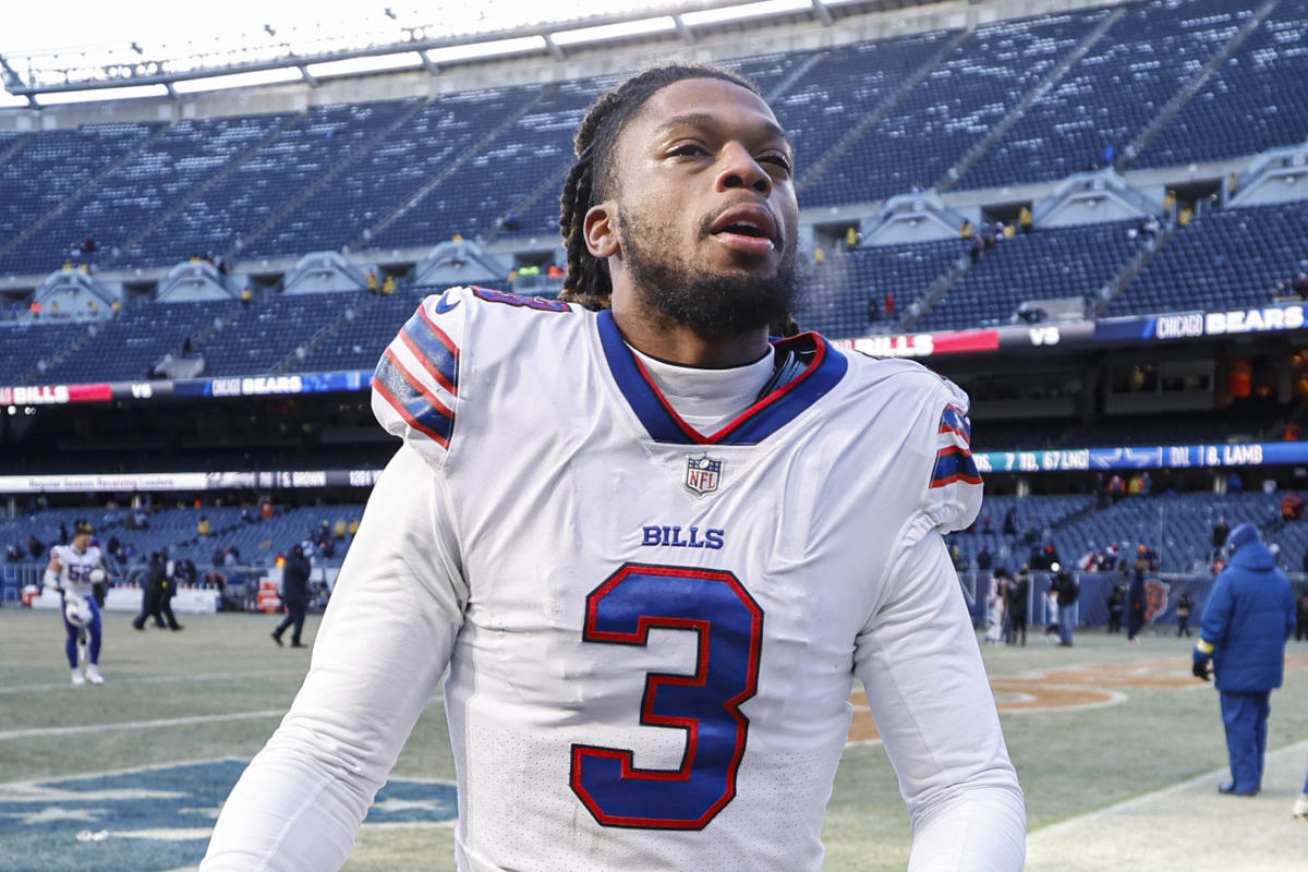 Bills S Damar Hamlin has cardiac arrest on field, NFL suspends game vs.  Bengals