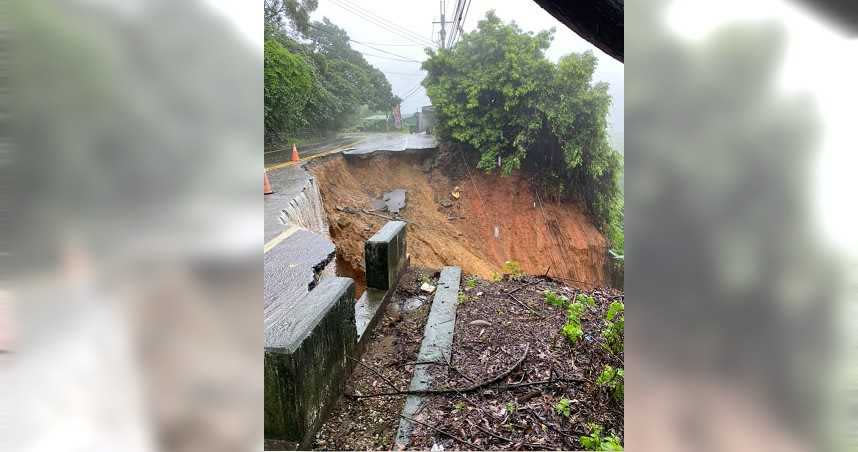 今天中部大雨，彰化縣八卦山三芬路道路大規模坍塌，一半路面墜入谷底。 （圖／翻攝芬園鄉長林世明臉書）