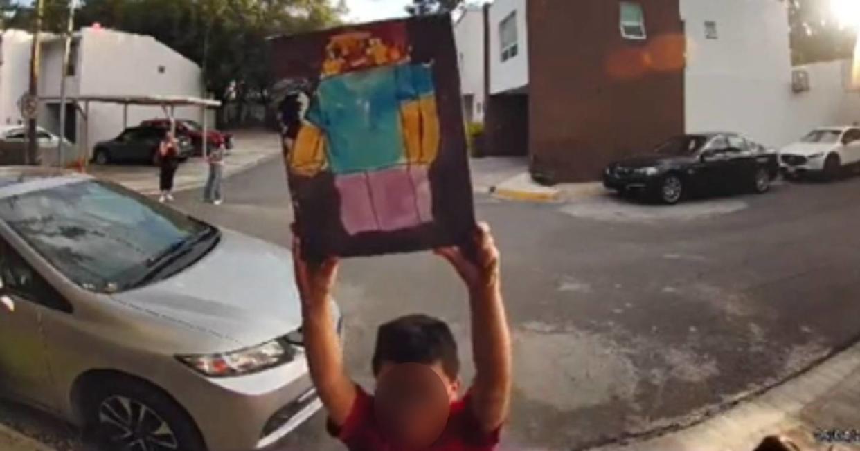 Niño de 7 años comenzó vendiendo pinturas en $50 pesos y ahora hasta el Morelia quiera una. Foto: captura de video TikTok vía @andreavegaan