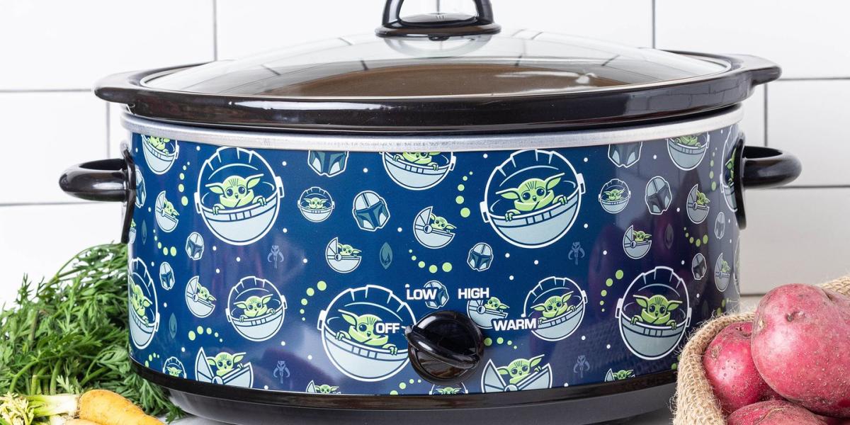 Star Wars The Mandalorian 5-Qt Slow Cooker - Uncanny Brands