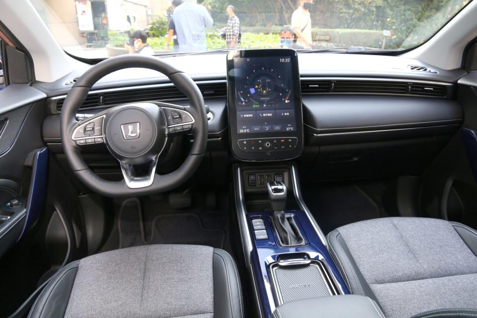 車門飾板與中央鞍座換上新的深藍色飾板，同時中控12吋多功能HD觸控螢幕則導入更加先進的Luxgen Think+ 5.0人因介面。