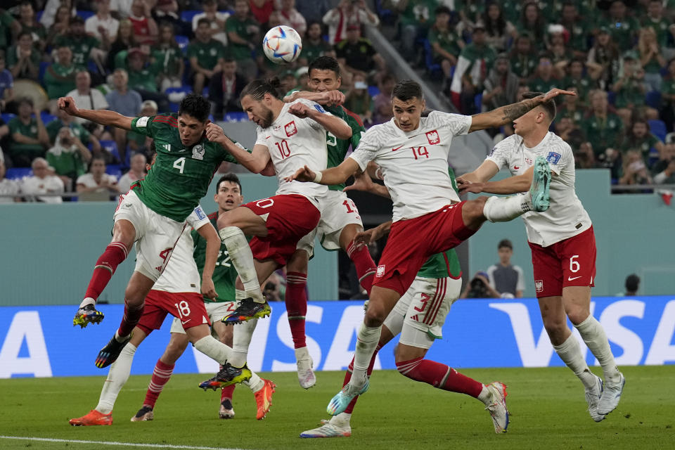 El polaco Grzegorz Krychowiak (10) y el mexicano Edson Álvarez en el partido del Grupo C del Mundial, el martes 22 de noviembre de 2022. (AP Foto/Martin Meissner)