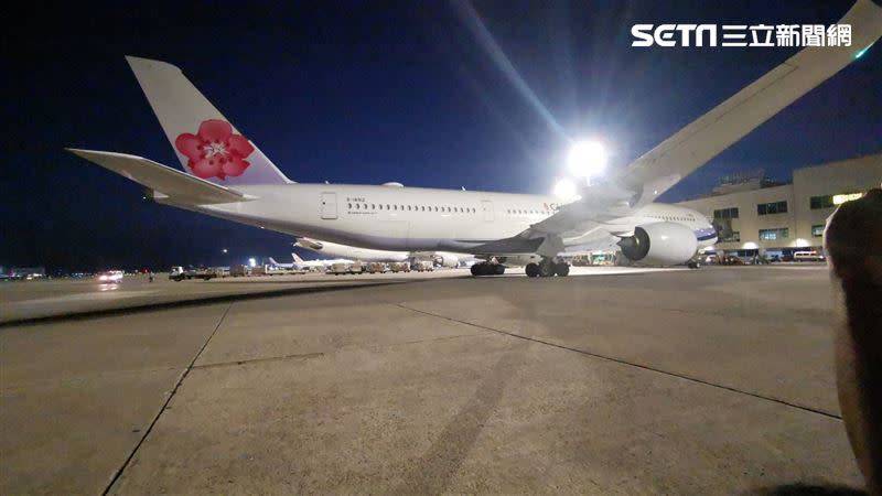 首批客製化標籤BNT疫苗今清晨5時10分抵達桃園機場。（圖／翻攝畫面）