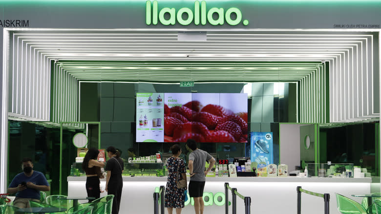 Llaollao storefront frozen yogurt counter